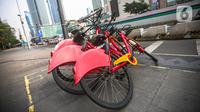 Kondisi tak terawat sepeda Gowes di kawasan Bundaran HI, Jakarta, Selasa (28/6/2022). Tak terawatnya layanan sepeda sewa (bike sharing) membuat pedestrian kawasan Bundara HI tampak kotor karena jejeran layanan sepeda sewa tak terurus. (Liputan6.com/Faizal Fanani)