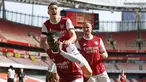 Striker Arsenal, Eddie Nketiah (tengah) melakukan selebrasi bersama rekan setim usai mencetak gol penyeimbang 1-1 ke gawang Fulham dalam laga lanjutan Liga Inggris 2020/2021 pekan ke-32 di Emirates Stadium, Minggu (18/4/2021). Arsenal bermain imbang 1-1 dengan Fulham. (AFP/Ian Kington/Ikimages)