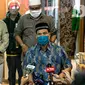 Sekretaris Umum FPI Munarman (kanan) memberikan keterangan terkait aksi penyerangan terhadap polisi oleh Laskar FPI di Petamburan III, Jakarta, Senin (7/12/2020). Munarman membantah adanya aksi penyerangan terhadap polisi oleh Laskar FPI. (Liputan6.com/Faizal Fanani)