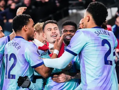 Arsenal sukses mengandaskan Brentford dengan skor 3-1 dalam laga pekan 19 Premier League 2024/2025 yang digelar di Gtech Community Stadium, Kamis (2/1/2025) dini hari WIB. (AP Photo/Kirsty Wigglesworth)