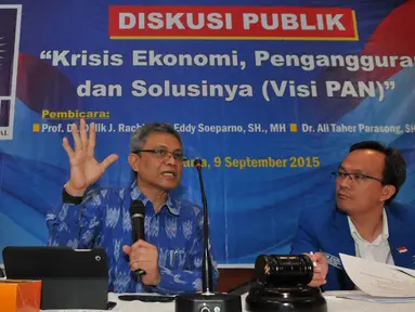 Wakil Ketua Umum DPP PAN, Didik J Rachbini (tengah), saat menjadi pembicara dalam diskusi yang bertajuk "Krisis Ekonomi, Pengangguran dan Solusinya (Visi Pan)" di Kantor DPP PAN, Jakarta, Rabu (9/9/2015). (Liputan6.com/Andrian M Tunay)