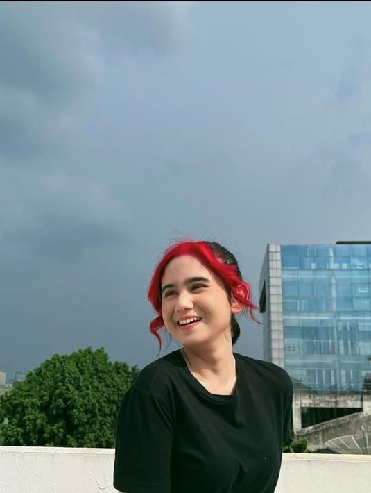 Meski tak sampai bikin pangling, penampilan Tissa Biani dengan warna rambut merah ini sukses mencuri perhatian. Sang kekasih, Dul Jaelani yang memuji kecantikan Tissa Biani lewat kolom komentar memberikan emoticon cinta. Seketika Tissa Biani malu-malu bangga dibuatnya. (Liputan6/com/IG/tissabiani).