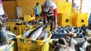 Nelayan memindahkan ikan laut hasil tangkapan di Pelabuhan Muara Angke, Jakarta, Kamis (26/10). Menurut Kementerian Kelautan dan Perikanan (KKP), ekspor produk perikanan tercatat sebanyak 510.050 ton pada semester I-2018. (Liputan6.com/Angga Yuniar)
