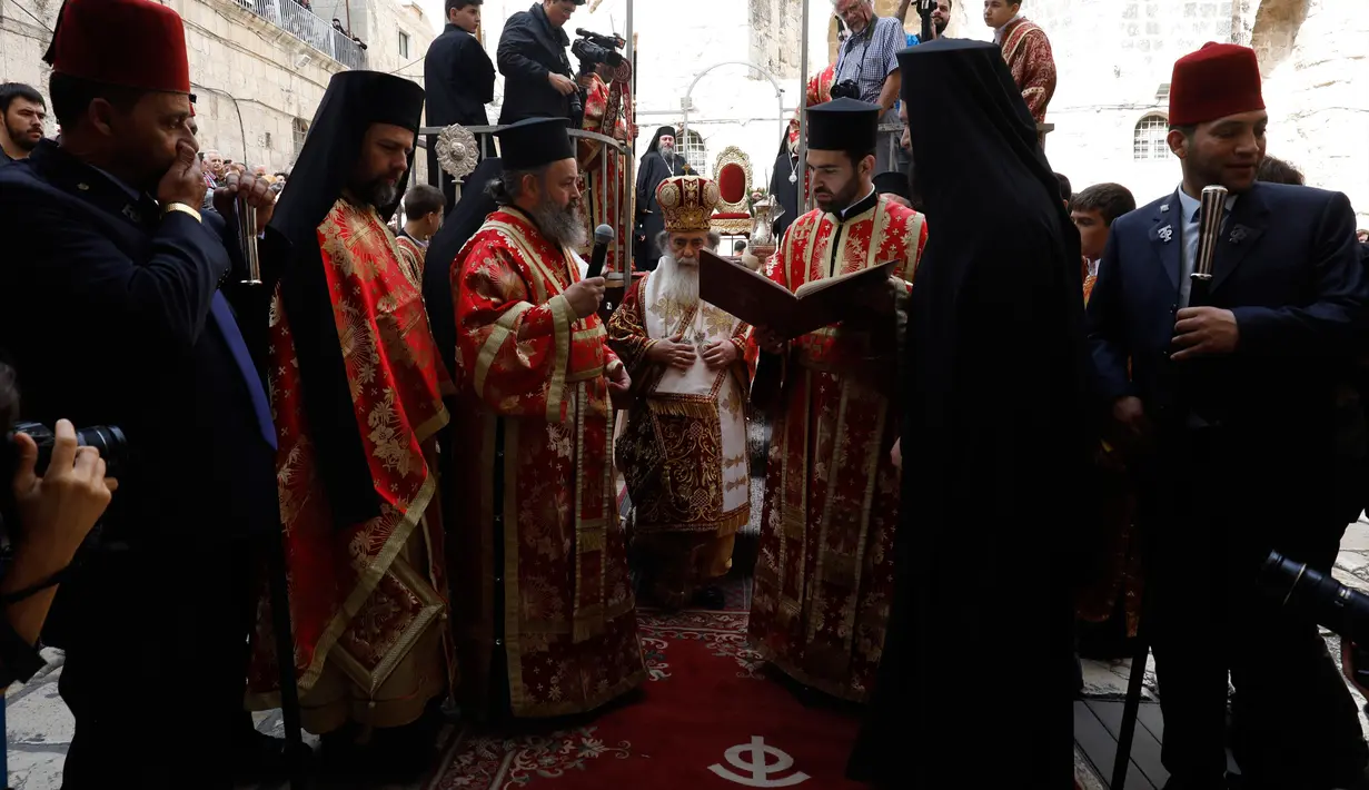 Patriark Teofilos III dari Yerusalem saat melakukan ritual cuci kaki tradisional di depan Gereja Makam Suci, Yerusalem (5/4). Ritual ini dilakukan setiap tahun pada Maundy atau Kamis Suci. (AFP Photo/Gali Tibbon)