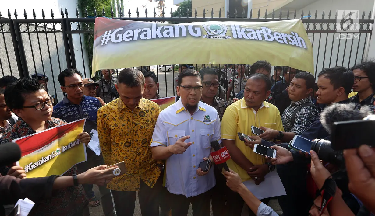 Ketum GMPG, Ahmad Doli Kurnia bersama Anggota GMPG memberikan keterangan pers di depan kantor DPP Partai Golkar Jakarta, Selasa (25/7). GMPG mendeklarasikan "#Gerakan Golkar Bersih Melawan Golkar Korup".(Liputan6.com/Johan Tallo)