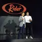 Verrel Bramasta dan CEO Rider Hanan Supangkat dalam jumpa pers di Jakarta, Rabu, 17 Mei 2023. (dok. Liputan6.com/Dinny Mutiah)