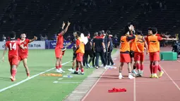 Sejumlah pemain, pelatih, dan ofisial Timnas Indonesia U-22 merayakan kemenangan pada laga final sepak bola SEA Games 2023 melawan Thailand di Olympic Stadium, Phnom Penh, Kamboja, Selasa (16/05/2023). Skuad Garuda Nusantara menang dengan skor 5-2. (Bola.com/Abdul Aziz)