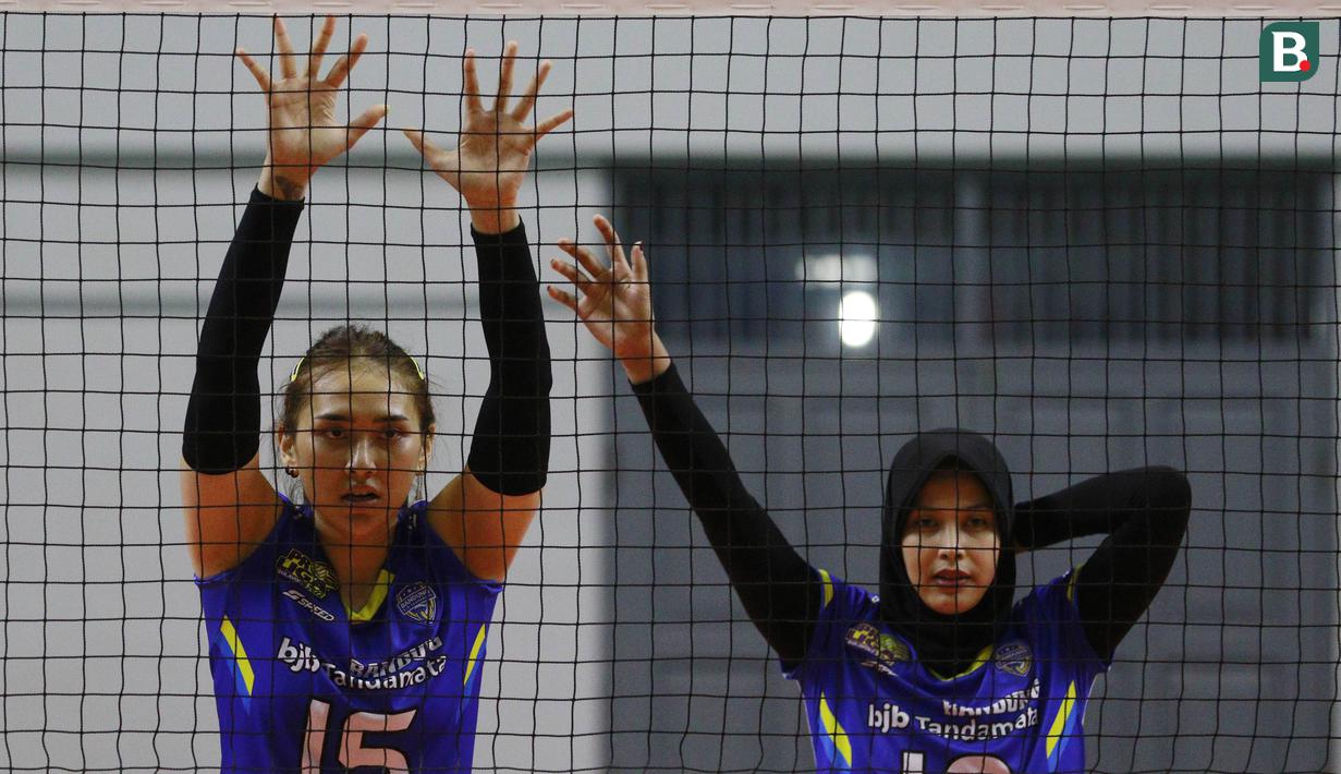 Yolla Yuliana yang berposisi sebagai Middle Blocker diketahui sudah mencintai voli sejak masih kecil. Dia masuk ke klub voli di Bandung pada usia 12 tahun (Bola.com/M Iqbal Ichsan)