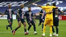Pemain PSG merayakan kemenangan atas Olympique Lyon pada final Piala Liga Prancis di Stade de France, Sabtu (1/8/2020) dini hari WIB. PSG menang 6-5 atas Lyon lewat adu penalti. (AFP/Geoffroy Van Der Hasselt)