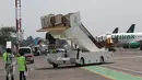 Petugas membawa eskalator pribadi yang diboyong dari Arab Saudi, di appron Bandara Halim Perdana Kusuma, Jakarta, Rabu (1/3). Eskalator itu digunakan Raja Salman bin Abdulaziz al-Saud untuk turun dan naik pesawat. (Liputan6.com/Fery Pradolo)