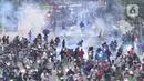 Petugas Brimob Polri menembakkan gas air mata untuk membubarkan massa usai terjadi lemparan batu di Jalan MH Thamrin, Jakarta, Selas (13/10/2020). Massa pengunjuk rasa yang menolak Omnibus Law akhirnya dibubarkan aparat. (merdeka.com/Arie Basuki)