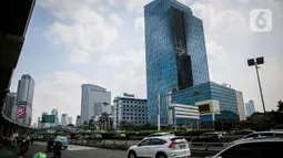 Kebakaran melanda gedung K-Link, di Jalan Gatot Subroto, Jakarta Selatan, Sabtu (15/7/2023). (Liputan6.com/Faizal Fanani)