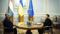&nbsp;
Presiden Volodymyr Zelenskyy&nbsp;dan&nbsp;Perdana Menteri Hungaria Viktor Orban saat bertemu di Kyiv pada Selasa (2/7/2024). (Dok. /Zultan Fischer/Kantor Pers PM Hungaria/MTI via AP)