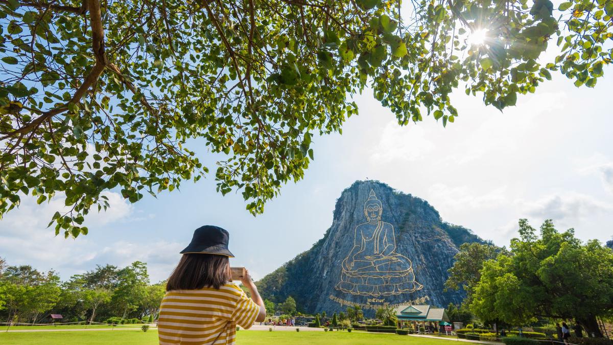 6 Fakta Menarik Gunung Khao Chi Chan di Thailand yang Tebingnya Diukir Gambar Buddha