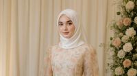 Model Gamis Berbunga dan Dress Putih Islami untuk Acara Pernikahan/AI