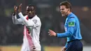 Wasit Felix Brych, saat memimpin pertandingan antara Werder Bremen melawan FC Cologne pada laga lanjutan Bundes Liga di Stadion Weser, Bremen, (28/10/2015). (EPA/Carmen Jaspersen)