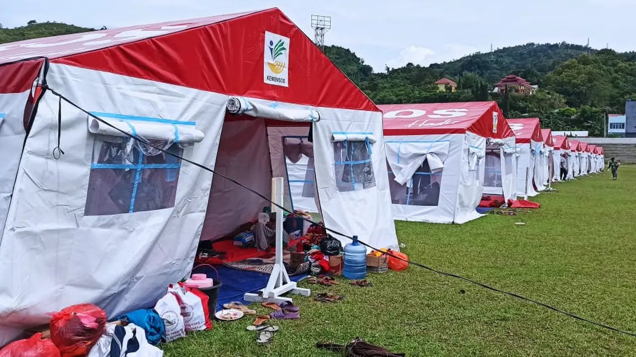 Gubernur Sulbar Ali Baal mengimbau agar warga yang rumahnya masih bisa ditempati segera kembali ke rumah. (Foto: Liputan6.com/Abdul Rajab Umar)
