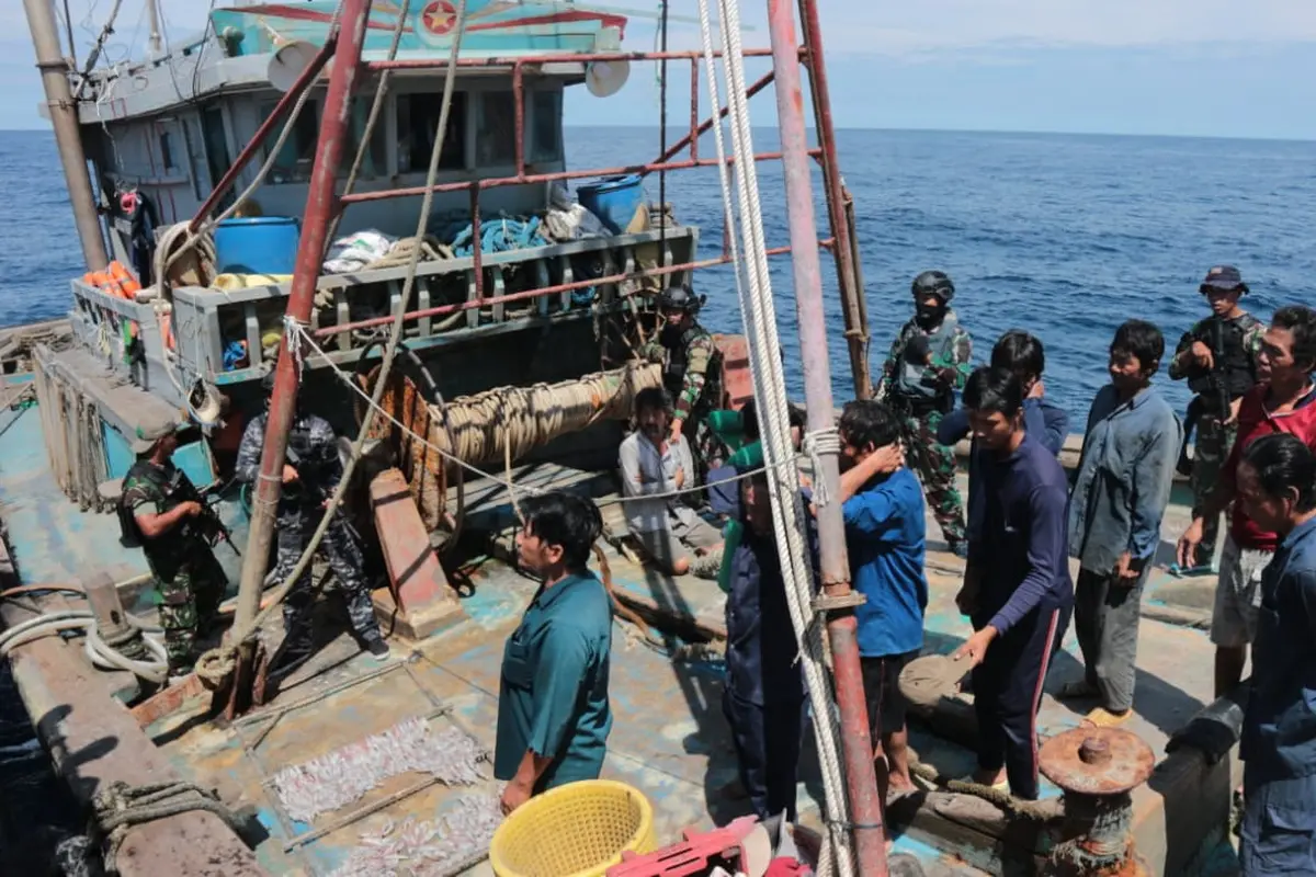 TNI Menangkap Dua Kapal Vietnam di Laut Natuna Utara.