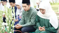 Minta Restu, Khofifah Ziarah ke Makam Orangtua-Suami Sebelum Nyoblos