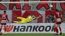 Kiper Olympiakos, Jose Sa kebobolan gol kedua lewat tendangan yang dilepaskan bek Arsenal, Gabriel dalam laga leg pertama babak 16 besar Liga Europa 2020/2021 di Georgios Karaiskakis Stadium, Kamis (11/3/2021). Olympiakos kalah 1-3 dari Arsenal. (AP/Thanassis Stavrakis)