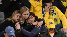 Reaksi pendukung Swedia saat mereka menunggu di tribun pada laga lanjutan Kualifikasi Euro 2024 antara Belgia vs Swedia di King Baudouin Stadium, setelah 'serangan' yang menargetkan warga Swedia di jalan Brussel, Selasa (17/10/2023). (JOHN THYS / AFP)