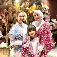 Rebecca Klopper terlihat anggun mengenakan kemeja panjang yang dilapisi vest batik warna pastel. Becca kemudian memadukan atasannya dengan rok plisket nuansa krem. [@rklopper]