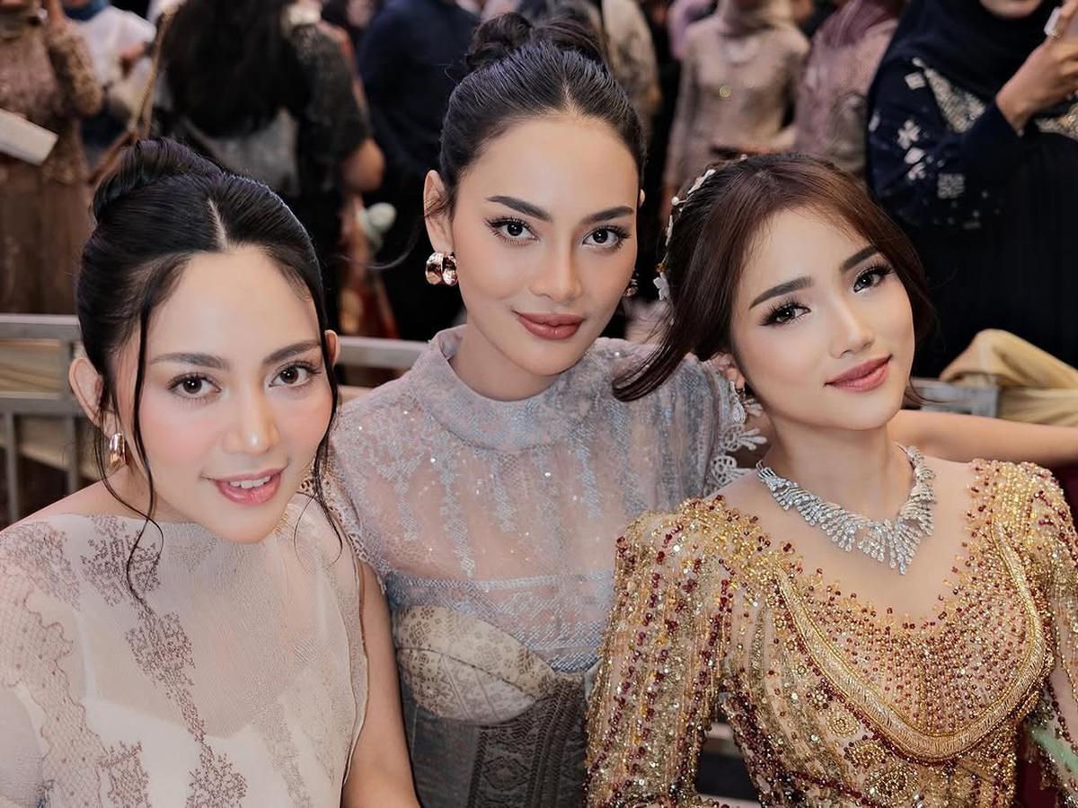 Potret Fuji di Resepsi Pernikahan Frans Faisal dan Indah, Tampil Menawan dengan Kebaya Modern Bernuansa Gold