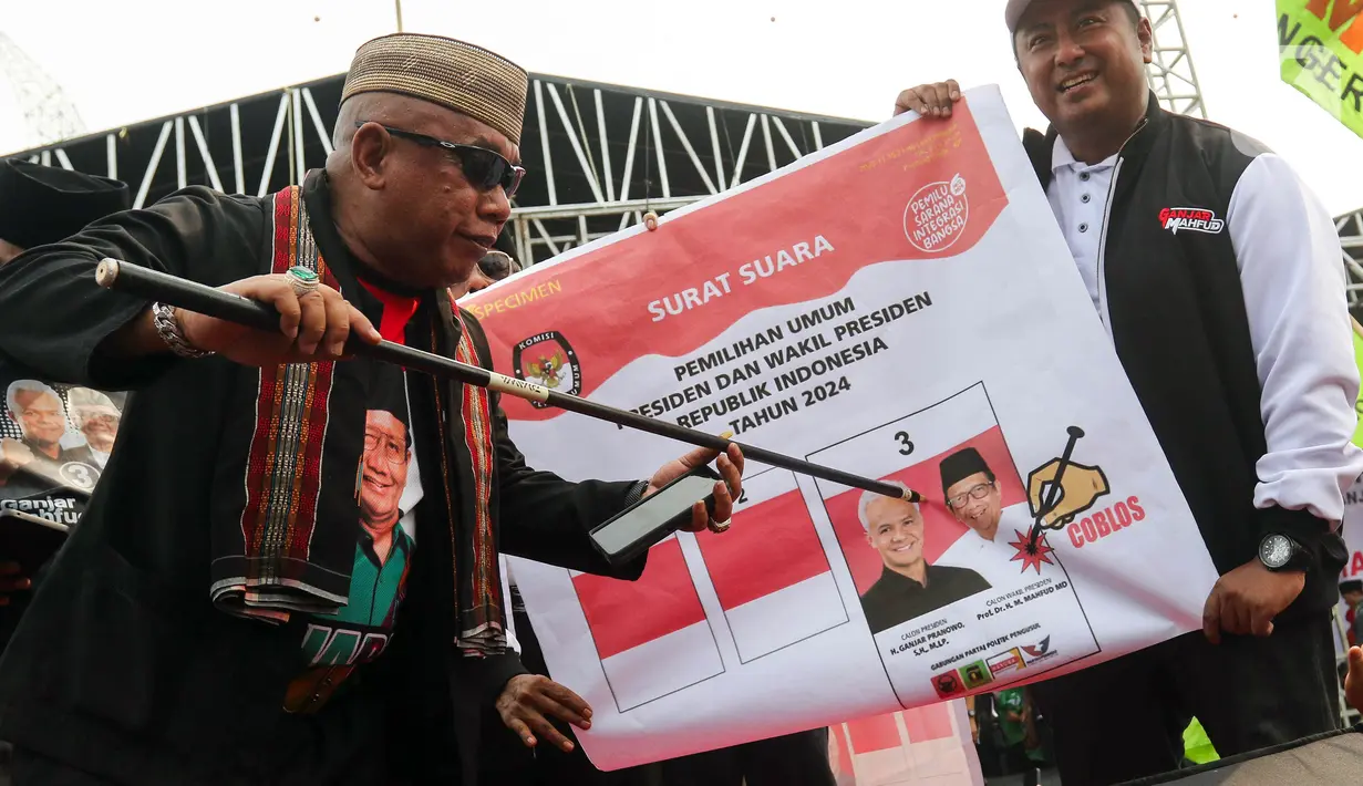 Kedatangan Ganjar diiringi hadroh dengan lantunan selawat. Massa yang hadir pun mengelu-elukan Ganjar. (Liputan6.com/Herman Zakharia)