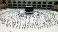 tawaf umroh dan haji jaga jarak selama periode COVID-19. (AP/Arsip)