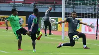 Pemain Persebaya dalam sesi latihan. (Bola.com/Aditya Wany)