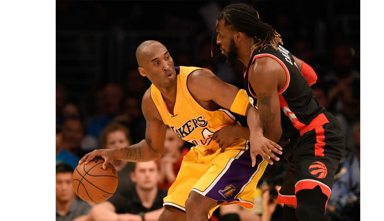 Pemain Los Angeles Lakers, Kobe Bryant (kiri) berduel dengan Pemain Toronto, Raptors DeMarre Carroll pada lanjutan NBA di Staples Center, Sabtu (21/11/2015). Toronto Raptors menang 102-91. (Reuters/Mandatory Credit: Kelvin Kuo-USA TODAY Sports)