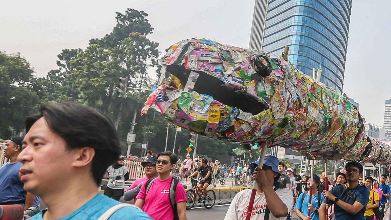 Instalasi ular dari sampah plastik saset mewarnai aksi pawai bebas plastik dengan long march dari stasiun MRT Bendungan Hilir sampai
Bundaran HI.