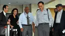 Mantan Direktur Penyidikan Kejaksaan Agung Chaerul Imam (kedua kanan) usai berdiskusi di Gedung KPK, Jakarta, Kamis (15/10/2015). Diskusi tersebut membahas rencana revisi UU KPK oleh DPR. (Liputan6.com/Helmi Afandi)