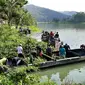 Sebanyak 500 relawan dari berbagai elemen masyarakat membersihkan sampah di aliran Sungai Serayu. (Foto: Liputan6.com/FMPS Serayu/Muhamad Ridlo)