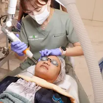 Dokter sedang melakukan penanganan terhadap pasien dengan treatment laser. (dok. BeaArt Korean Skin Clinic)