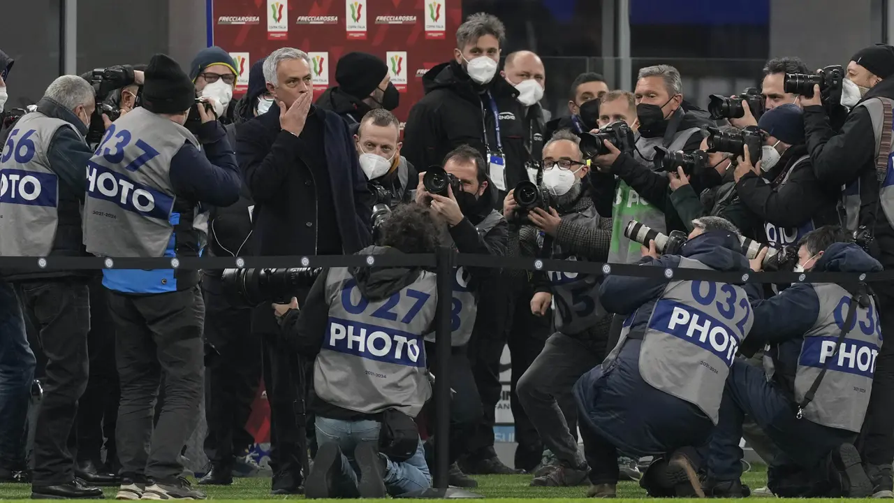 Foto: Respek Mourinho untuk Fans Inter dan Gol Tanpa Selebrasi Edin Dzeko di Perempat Final Coppa Italia