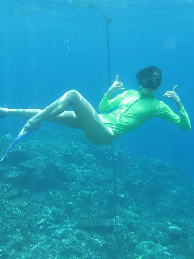 Widi Vierratale kenakan baju renang (Instagram/widikidiwdkdw)