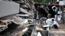 Pekerja memilah barang bekas di tempat pengepulan sampah elektronik, Jakarta, Rabu (7/8/2019). Sepanjang Januari-Juni 2019, Dinas Lingkungan Hidup (DLH) Provinsi DKI Jakarta telah memproses lebih dari 1 ton sampah elektronik yang berasal dari rumah tangga dan industri. (merdeka.com/Iqbal Nugroho)