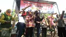 Puluhan warga melakukan aksi '1000 Kentongan Melawan Pengosongan Paksa' di Manggarai, Jakarta, Minggu (30/7). Mereka memprotes rencana pengosongan rumah yang dilakukan PT KAI terhadap rumah negara yang dihuni pensiunan. (Liputan6.com/Angga Yuniar)