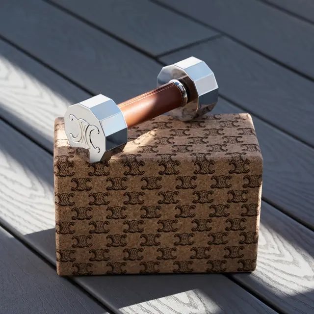 Tiru Gaya Sporty Mahal Kaia Gerber yang Hobi Pilates dengan Alat Olahraga Terbaru dari Celine