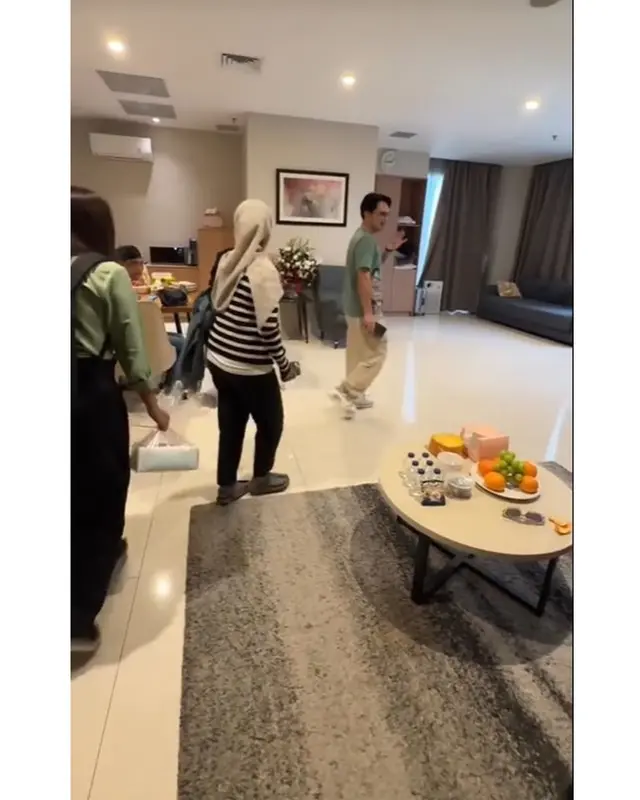 Momen Sule jenguk Mahalini di RS, kamar mewah bikin salfok netizen