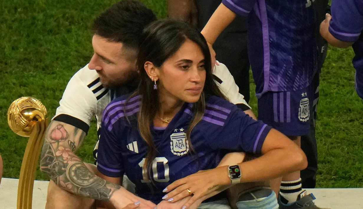 Pemain Argentina Lionel Messi memeluk istrinya Antonela Roccuzzo usai mengalahkan Prancis pada pertandingan sepak bola final Piala Dunia 2022 di Stadion Lusail, Lusail, Qatar, 18 Desember 2022. Argentina menang 4-2 atas Prancis melalui drama adu penalti setelah pertandingan berakhir imbang 3-3. (AP Photo/Francisco Seco)