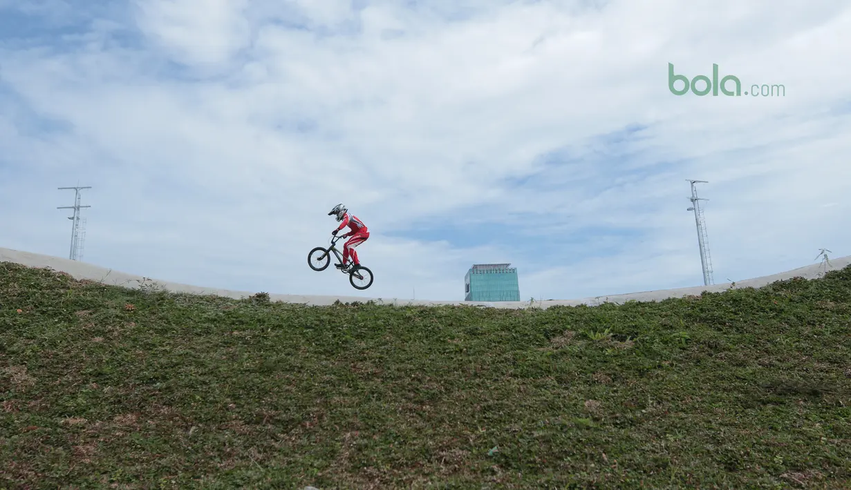 Aksi atlet BMX, I Gusti Bagus Saputra melakukan jump pada track di Pulomas, Jakarta (21/6/2018). Tiga atlet BMX putra Indonesia bersaing mengikuti seleksi menuju Asian Games 2018. (Bola.com/Nick Hanoatubun)