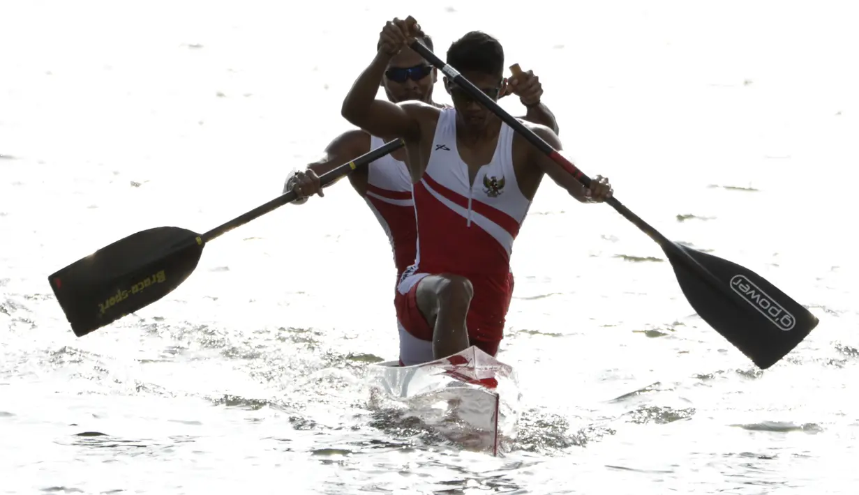 Pasangan Indonesia, Anwar Tara dan Yuda Firmansyah, saat beraksi pada SEA Games 2019 cabang kano nomor 1000 meter putra di Subic, Filipina, Jumat (6/12). Pasangan Indonesia berhasil meraih medali emas. (Bola.com/M iqbal Ichsan)
