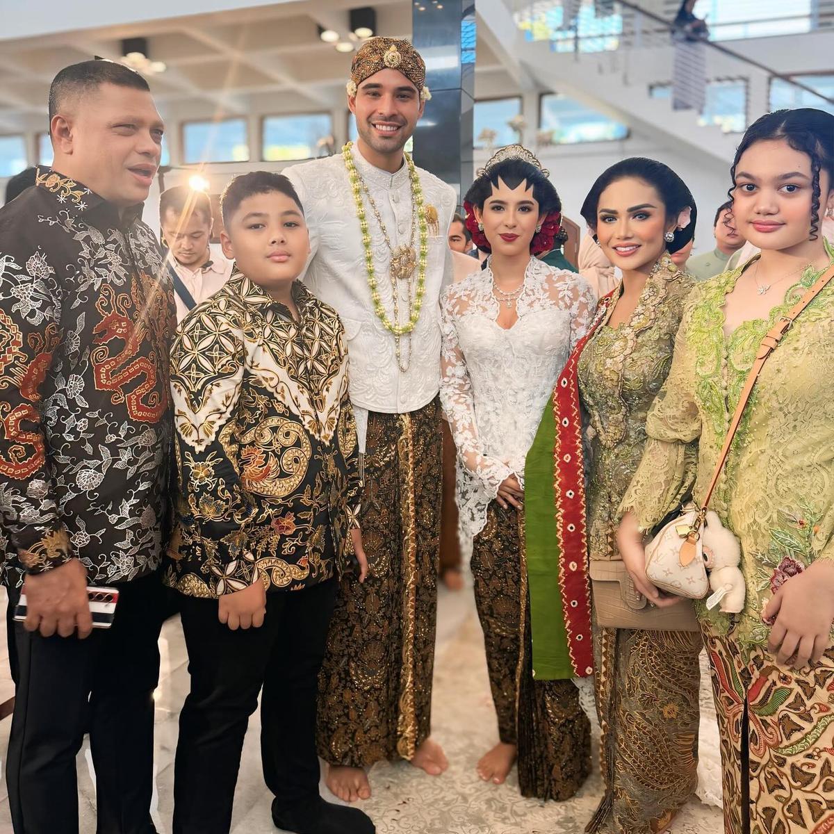 Potret Cantik Amora Anak Kris Dayanti saat Hadir di Acara Pernikahan Anak Susi Pudjiastuti