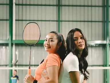 Hesti Purwadinata berpose dengan Erika Carlina saat latihan jelang melawan Raisa dan Anya Geraldine di acara Vindes Sport bertajuk Tepok Bulu 2022. Jelang pertandingan tersebut, Hesti dan Erika tampak melatih kemampuan mereka bermain bulu tangkis di lapangan. (Instagram/ hestipurwadinata)