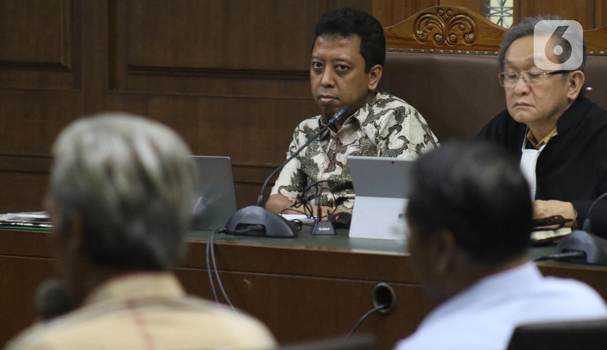 Terdakwa dugaan suap jual-beli jabatan di lingkungan Kemenag, M Romahurmuziy (kedua kiri) menyimak keterangan saksi saat menjalani sidang lanjutan di Pengadilan Tipikor, Jakarta, Rabu (27/11/2019). Sidang mendengar keterangan dua orang saksi. (Liputan6.com/Helmi Fithriansyah)