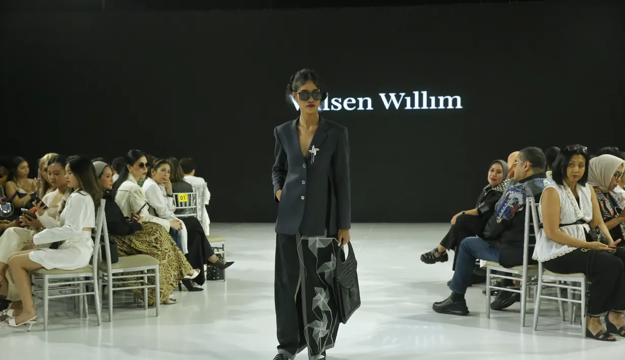 Baginya, melihat figur perempuan urban yang berani, cerdas, kuat, tegar, dan bebas dalam menjalani hidup menjadi inspirasi utama pada koleksinya kali ini. [Foto: Document/FIMELA]