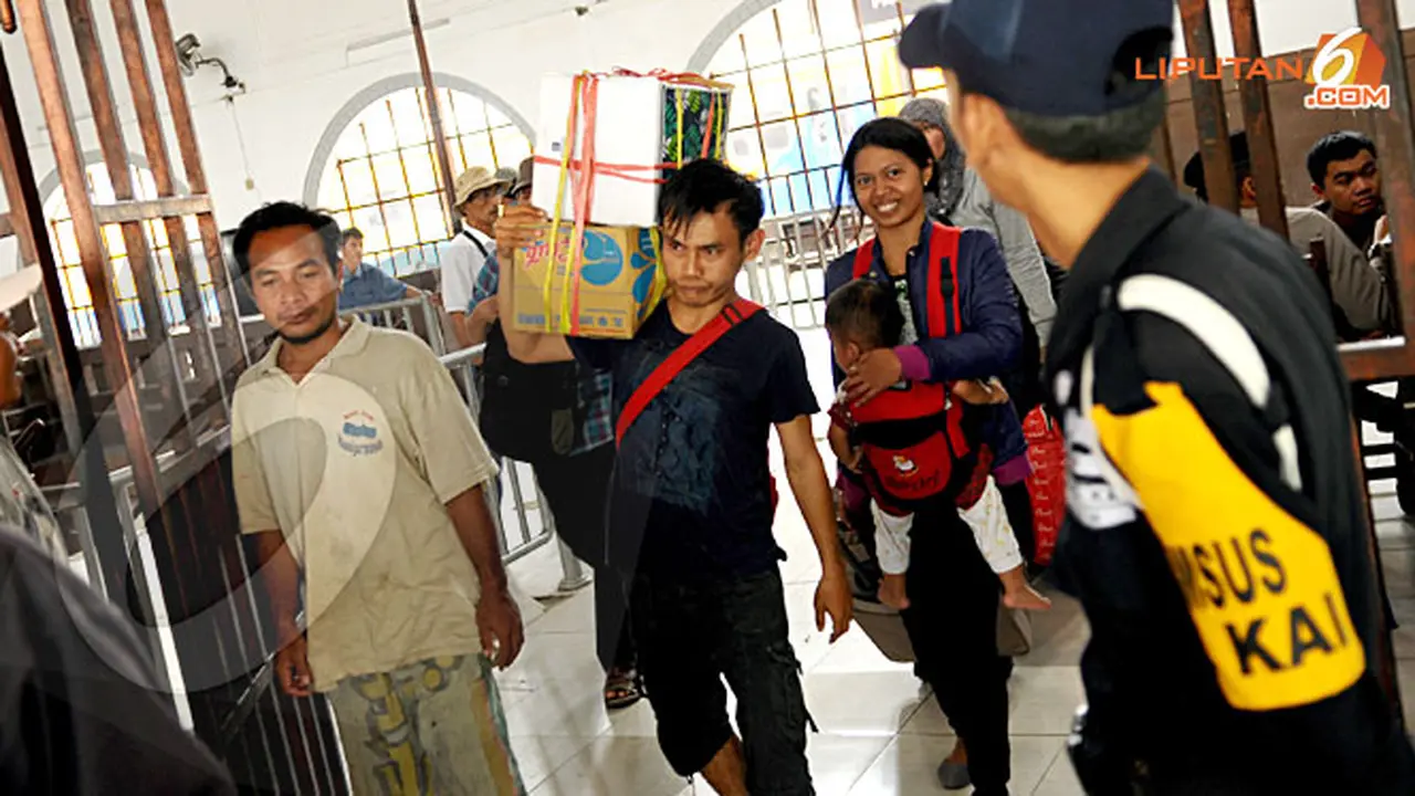 pemudik-stasiun-senen2-130812b.jpg