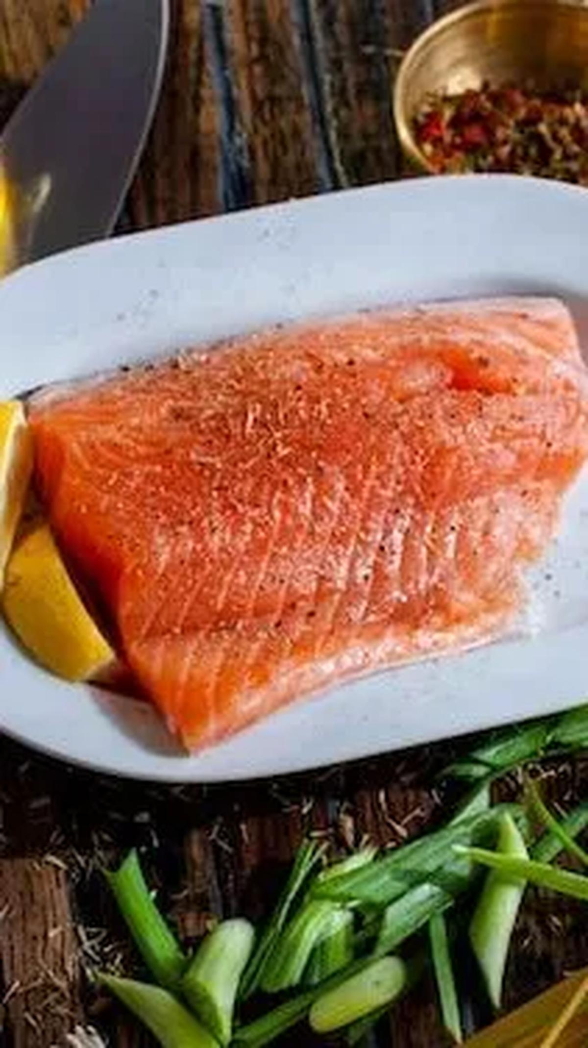 5.&nbsp;Ikan Salmon